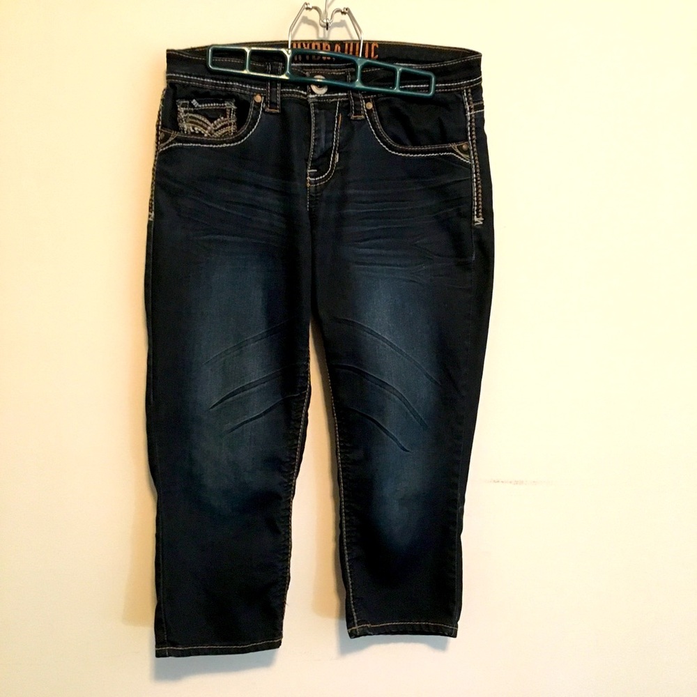 Hydraulic stretch mid rise capris